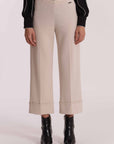 mimi mua - Pantaloni mimi mua
Modello a palazzo con piegone
Modello con elastico in vita - MSAN-2936