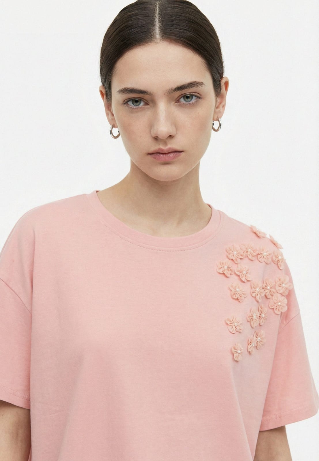influencer italia  -  T-SHIRT con dettaglio fiori sulla spalla  -  05AB238