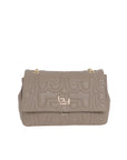 byblos  -  Maxi Chanel Byblos in eco pelle
Modello con catena regolabile e spallaccio in eco pelle
Chiusura con patta
Linea:turchese  -  BYBS28A03