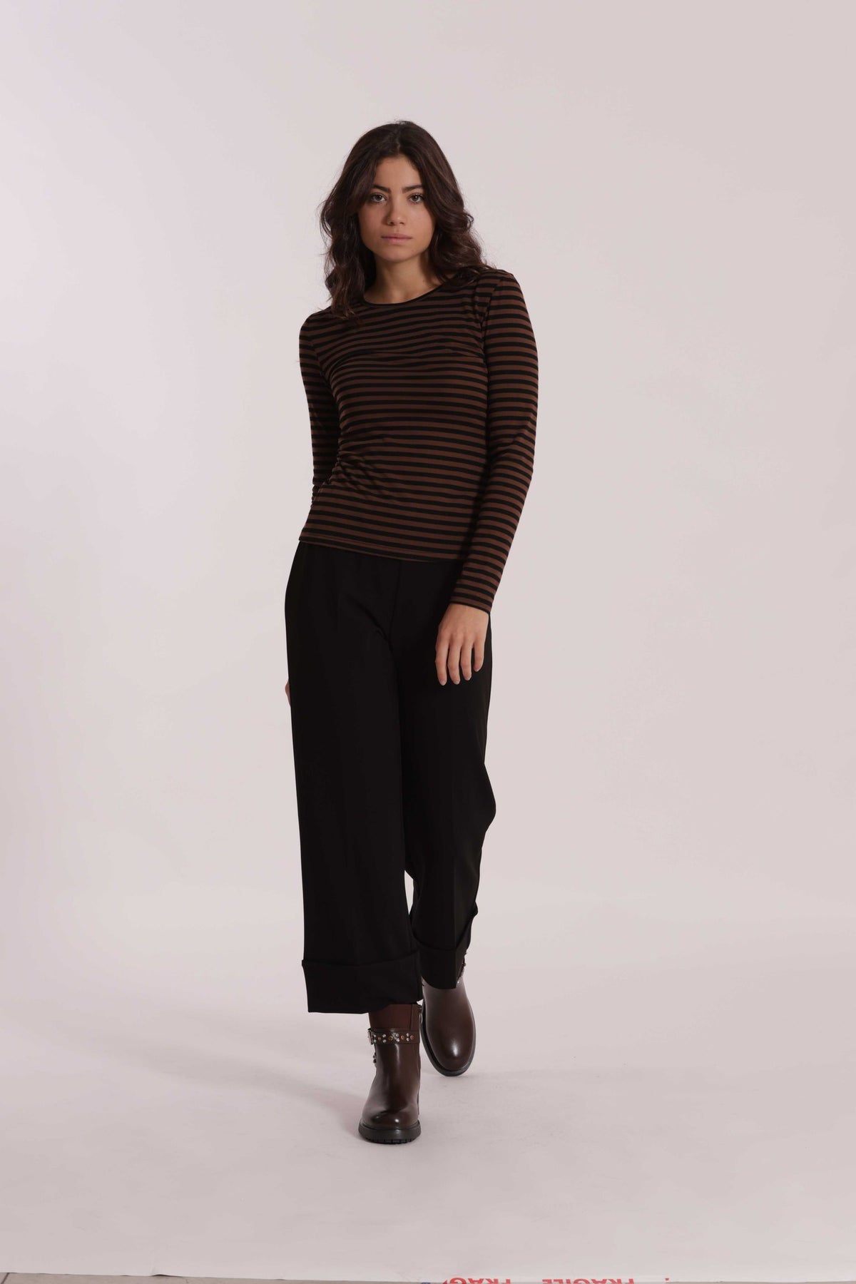 mimi mua  -  Pantaloni mimi mua 
Modello a palazzo con piegone
Modello con elastico in vita  -  MSAN-2936