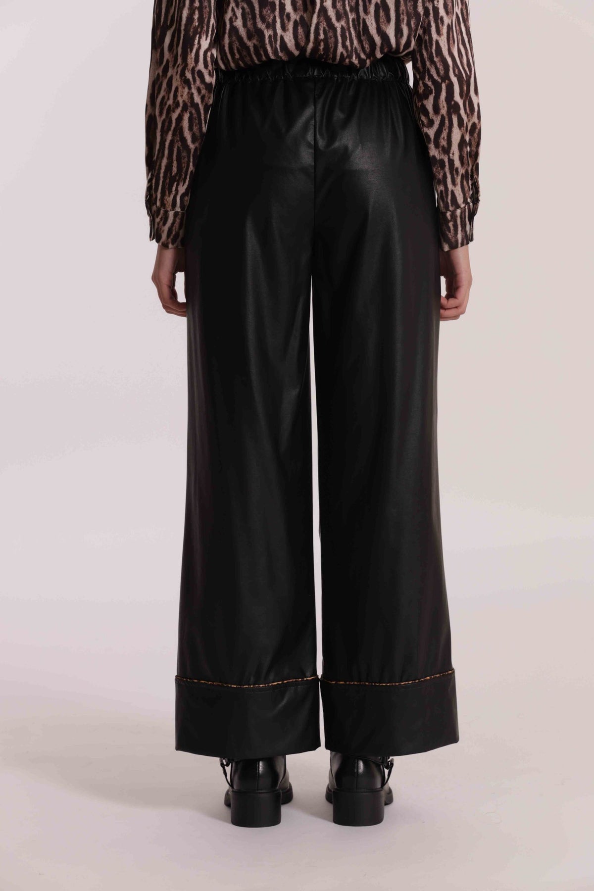 mimi mua  -  Pantaloni mimi mua in eco pelle
Modello con elastico  -  MRAN-2951