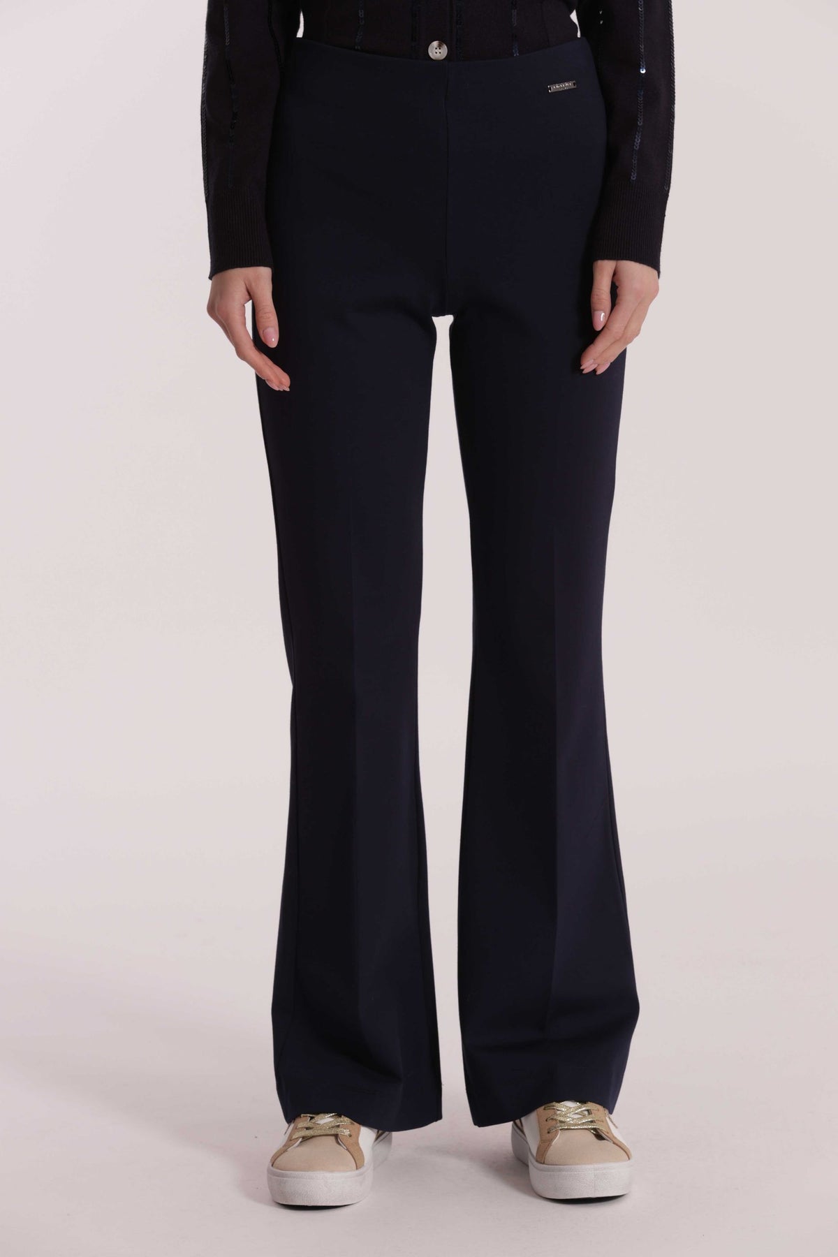 mimi mua  -  Pantaloni mimi mua 
Modello con elastico in vita
Modello a zampetta  -  MRAN-2950a