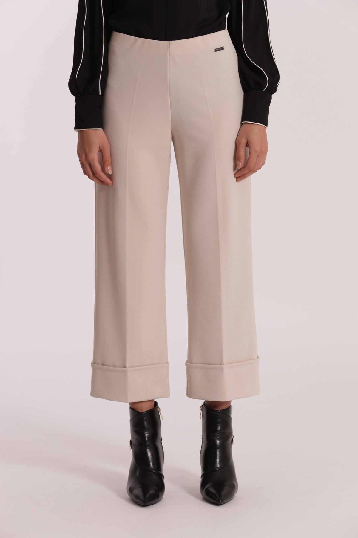 mimi mua  -  Pantaloni mimi mua 
Modello a palazzo con piegone
Modello con elastico in vita  -  MSAN-2936