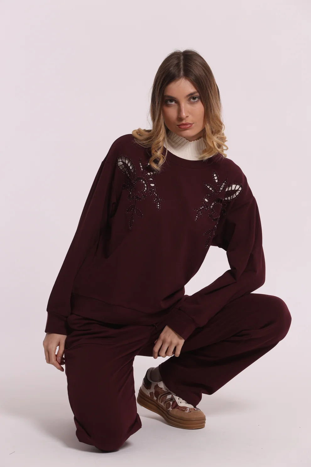 -  FELPA CON DETTAGLI TRAFORATI E STRASS  -  sfap-1196