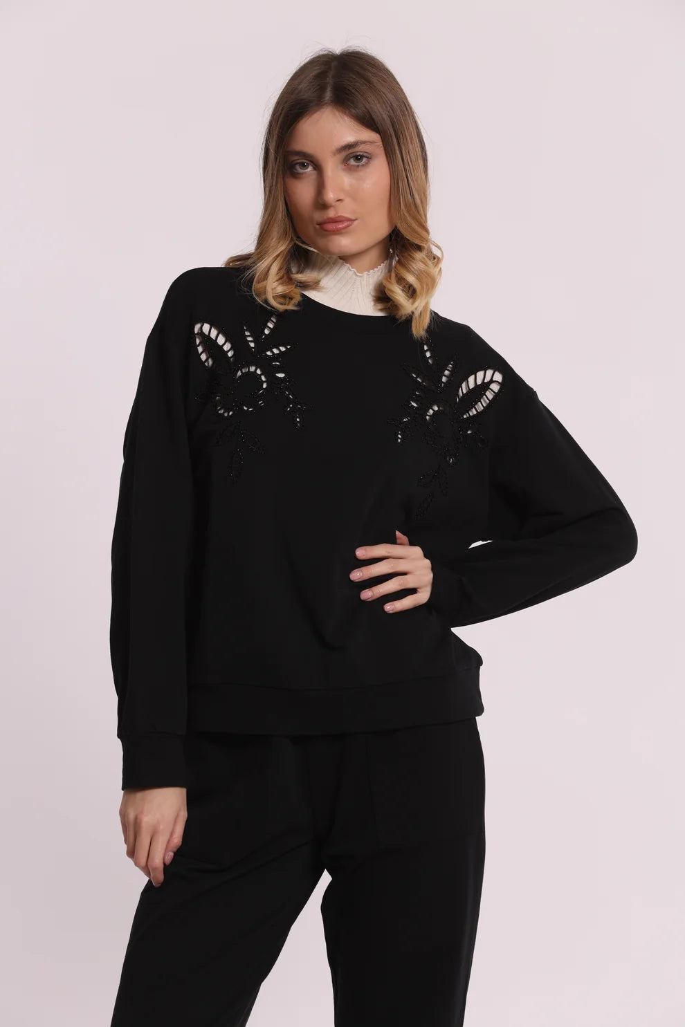-  FELPA CON DETTAGLI TRAFORATI E STRASS  -  sfap-1196
