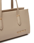 VALENTINO  -  Borsetta.
Design a tracolla, con manici.
Logo Valentino.
Taglio rettangolare.
In pelle.
Fodera interna.  -  VBS8NS23