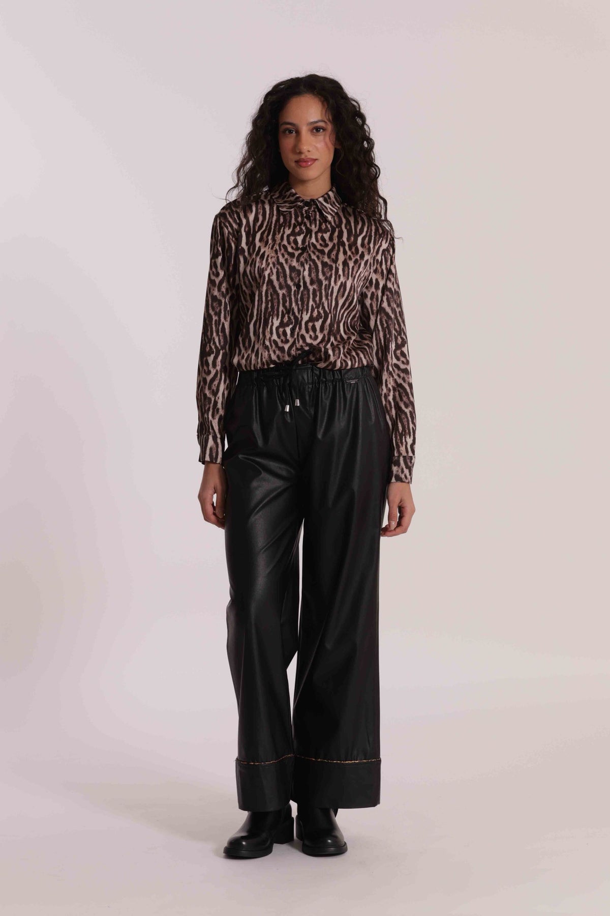 mimi mua  -  Pantaloni mimi mua in eco pelle
Modello con elastico  -  MRAN-2951