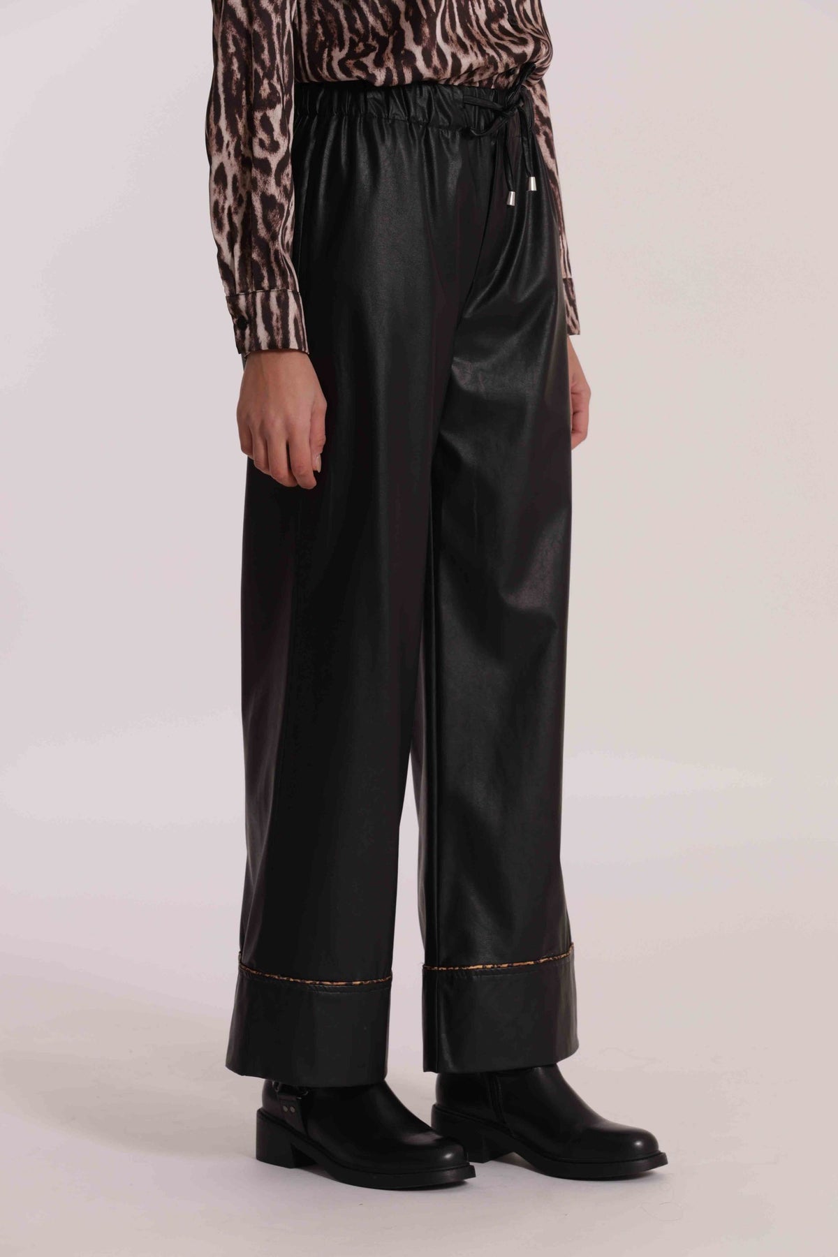 mimi mua  -  Pantaloni mimi mua in eco pelle
Modello con elastico  -  MRAN-2951