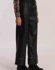 mimi mua  -  Pantaloni mimi mua in eco pelle
Modello con elastico  -  MRAN-2951
