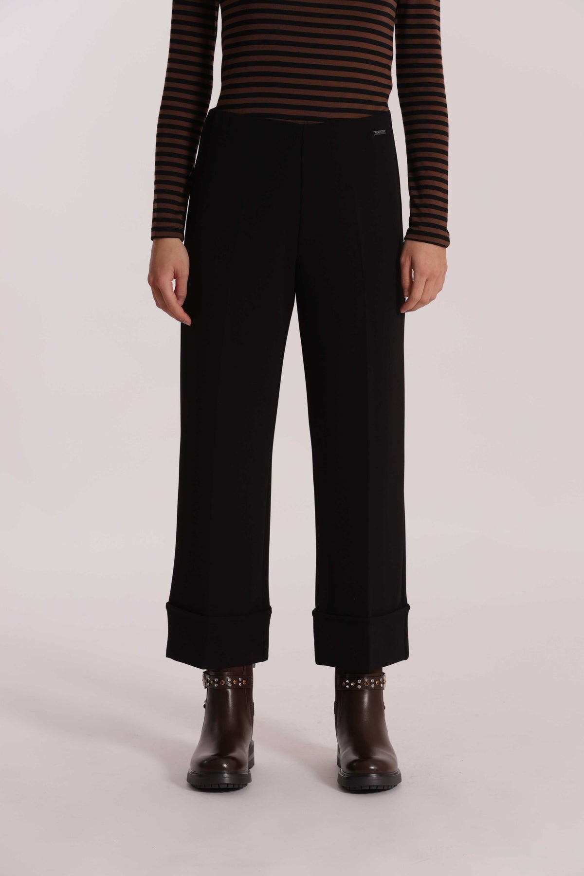 mimi mua  -  Pantaloni mimi mua 
Modello a palazzo con piegone
Modello con elastico in vita  -  MSAN-2936