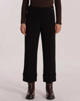 mimi mua  -  Pantaloni mimi mua 
Modello a palazzo con piegone
Modello con elastico in vita  -  MSAN-2936