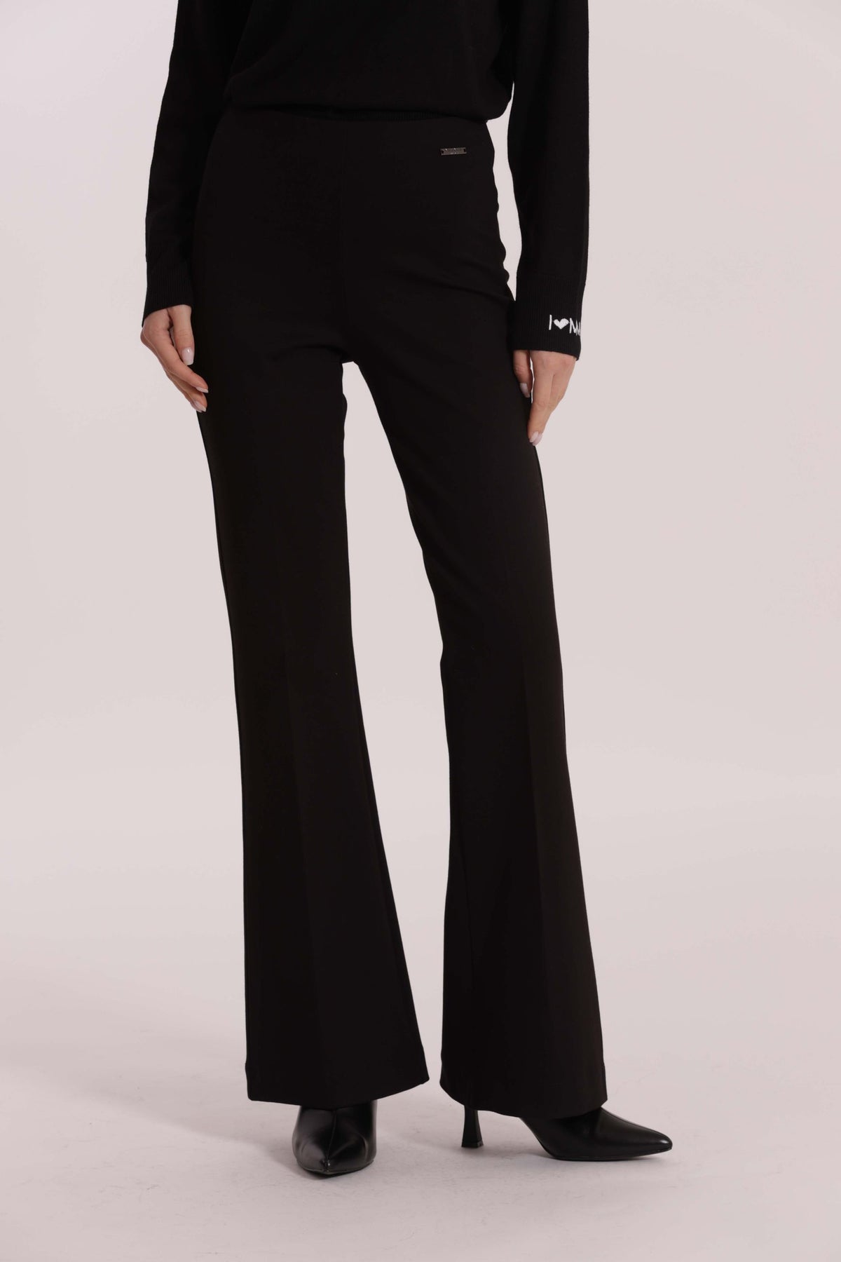 mimi mua  -  Pantaloni mimi mua 
Modello con elastico in vita
Modello a zampetta  -  MRAN-2950a