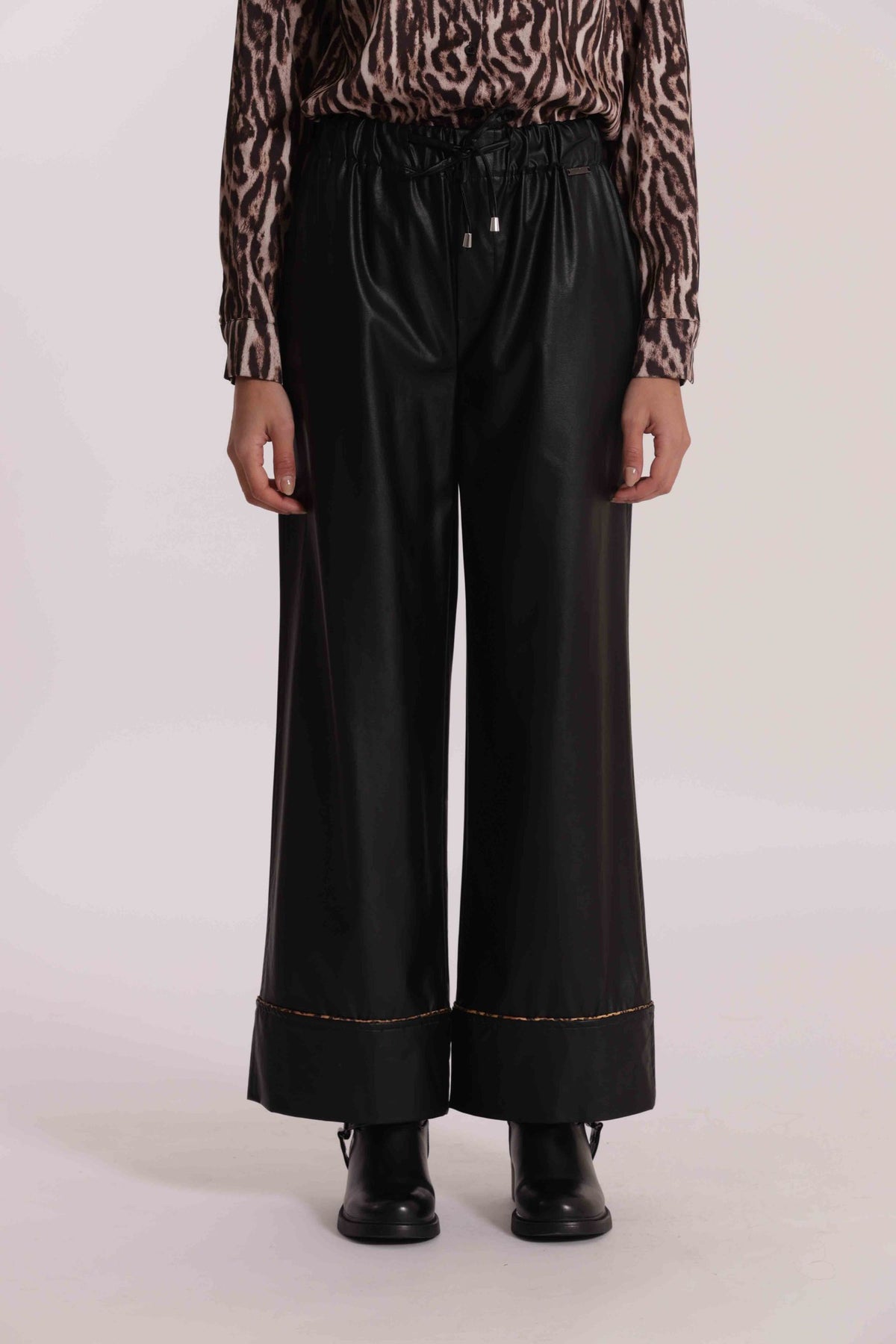 mimi mua  -  Pantaloni mimi mua in eco pelle
Modello con elastico  -  MRAN-2951