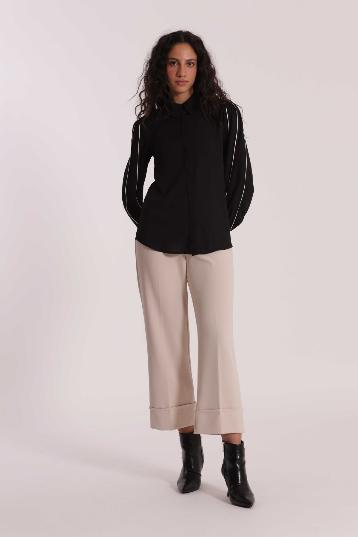 mimi mua  -  Pantaloni mimi mua 
Modello a palazzo con piegone
Modello con elastico in vita  -  MSAN-2936