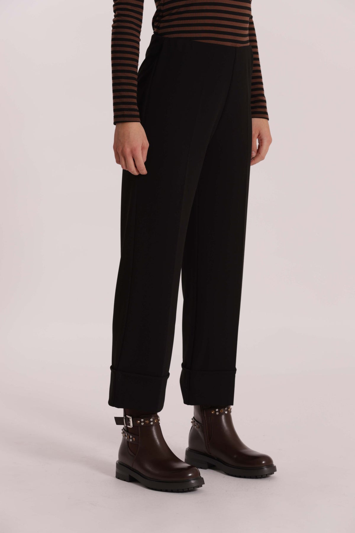 mimi mua  -  Pantaloni mimi mua 
Modello a palazzo con piegone
Modello con elastico in vita  -  MSAN-2936